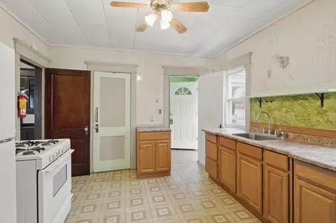 Entry Way - 136 Albemarle St, Springfield, MA 01109 photo 4 of 4