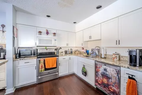 11 Countryside Ln #11, Salem, MA 01970