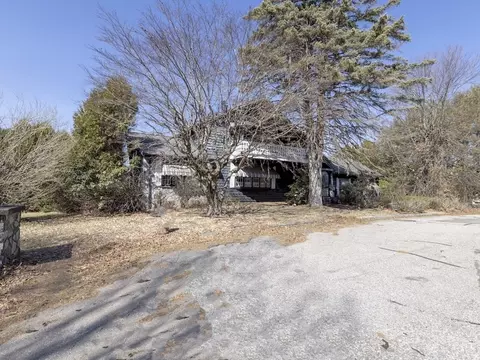 233 Annette Ave, Woonsocket, RI 02895