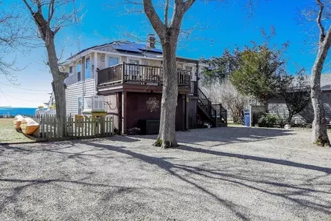 8 Briar Rd, Mattapoisett, MA 02739