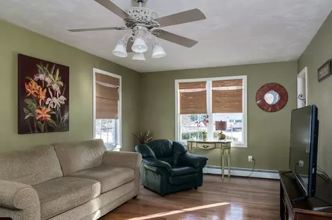 Living - 3 Northgate Cir, Worcester, MA 01606 photo 2 of 8
