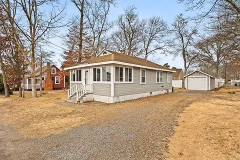 35 Lincoln Hwy, Wareham, MA 02571