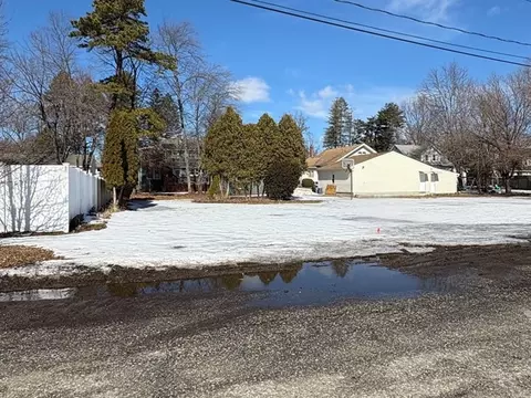 N S Paramount St, Springfield, MA 01104