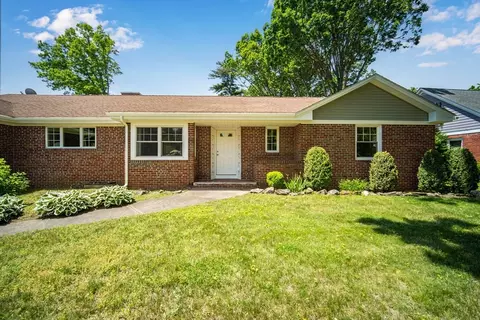 1424 Plumtree Rd, Springfield, MA 01119