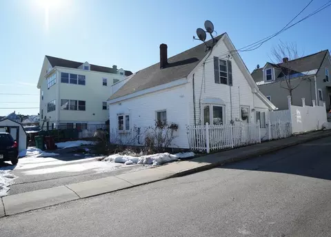 31 Floyd St, Lowell, MA 01852