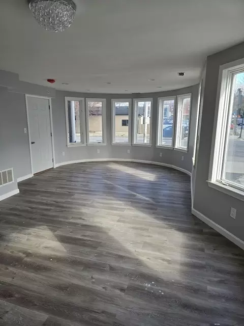 Living - 466 Park Ave, Worcester, MA 01610 photo 2 of 9