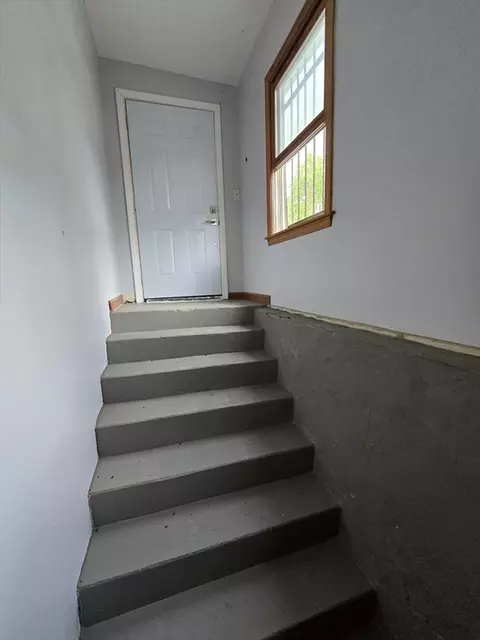 Entry Way - 466 Park Ave, Worcester, MA 01610 photo 6 of 8