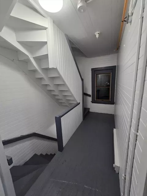 Entry Way - 466 Park Ave, Worcester, MA 01610 photo 5 of 8
