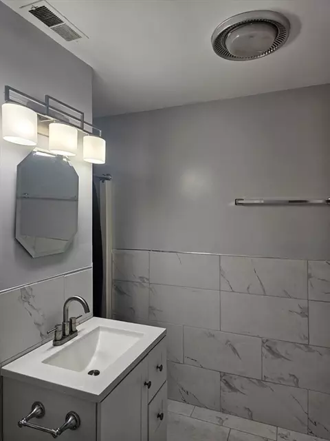 Bath - 466 Park Ave, Worcester, MA 01610 photo 1 of 9
