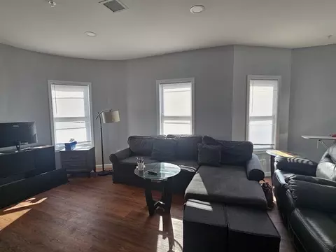 Living - 466 Park Ave, Worcester, MA 01610 photo 3 of 9