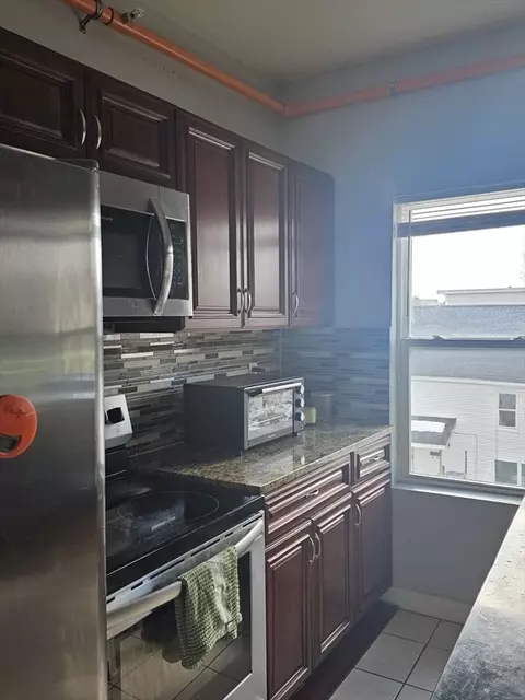Kitchen - 466 Park Ave, Worcester, MA 01610 photo 8 of 10