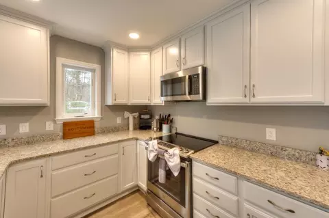24 Apthorp St, Worcester, MA 01606 photo 9