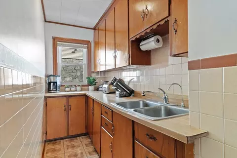 Kitchen - 17 5th Ave, Worcester, MA 01607 photo 2 of 4
