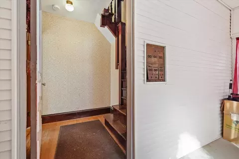 Entry Way - 17 5th Ave, Worcester, MA 01607 photo 3 of 9