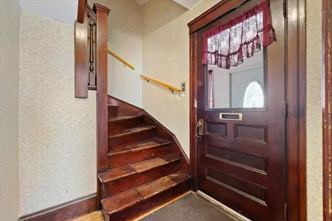 Entry Way - 17 5th Ave, Worcester, MA 01607 photo 1 of 9