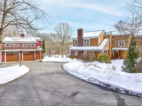 566 Strawberry Hill Rd, Concord, MA 01742