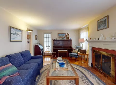 Living - 157 Gillette Ave, Springfield, MA 01118 photo 1 of 6