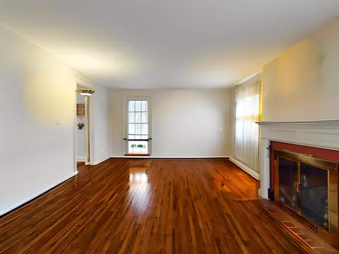 Living - 157 Gillette Ave, Springfield, MA 01118 photo 2 of 6