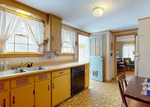 Kitchen - 157 Gillette Ave, Springfield, MA 01118 photo 1 of 5
