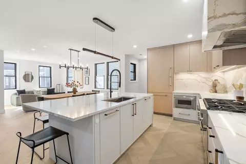 98 F St, Boston, MA 02127