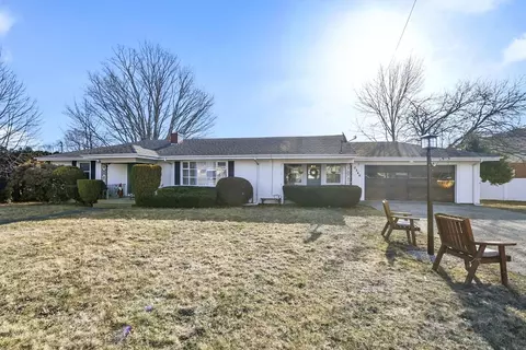 2346 County St, Somerset, MA 02726
