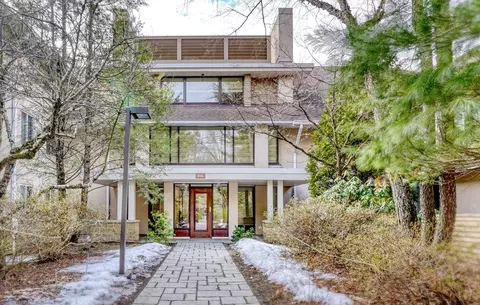 206 Allandale Rd #3B, Chestnut Hill, MA 02467