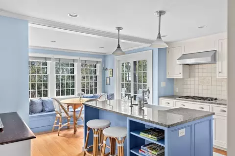 24 Lincoln St, Hingham, MA 02043 photo 2