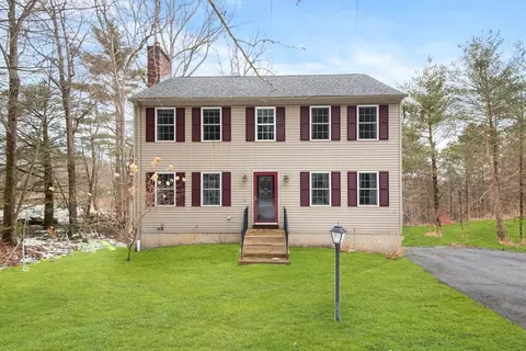 112 Mashapaug Rd, Sturbridge, MA 01566