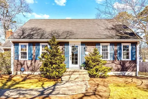 21 Nehoiden Rd, Mashpee, MA 02649
