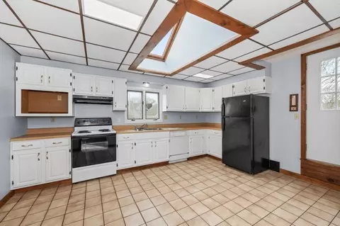 Kitchen - 6 Trask St, Danvers, MA 01923 photo 2 of 3