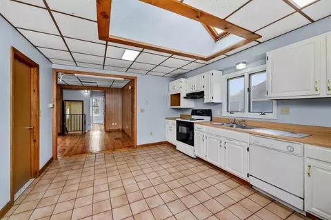 Entry Way - 6 Trask St, Danvers, MA 01923 photo 1 of 2