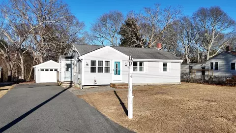 4 Brewster St, Bourne, MA 02532