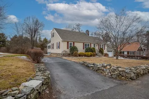 58 Elm St, Hopkinton, MA 01748