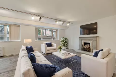 20 Hammond Pond Pkwy #15, Newton, MA 02467
