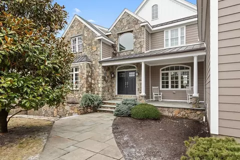 40 Canterbury St, Hingham, MA 02043
