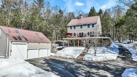 44 Lakeview Dr, Nottingham, NH 03290