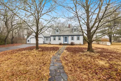 48 Murphy Rd, Hyannis, MA 02601