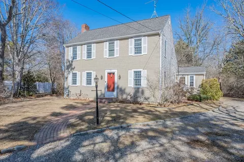 4 Ralyn Rd, Cotuit, MA 02635