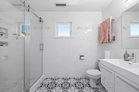 Bath - 69 Pointe Rok Dr #69, Worcester, MA 01604 photo 2 of 3