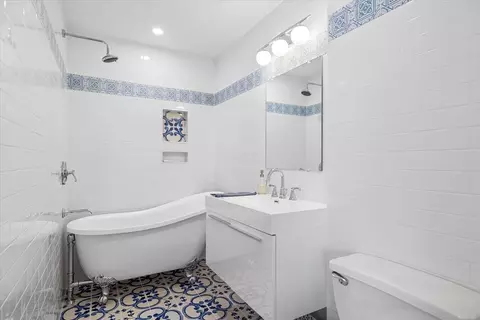 Bath - 69 Pointe Rok Dr #69, Worcester, MA 01604 photo 1 of 3