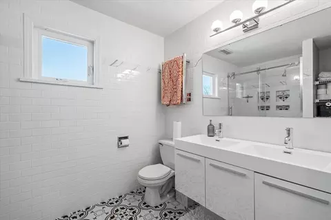 Bath - 69 Pointe Rok Dr #69, Worcester, MA 01604 photo 3 of 3