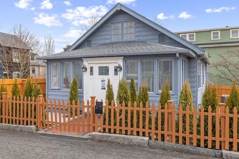 22 Stacey St, Marblehead, MA 01945