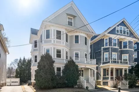 122 Davis Ave #2, Brookline, MA 02445