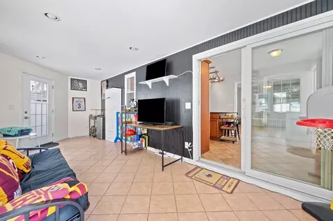 Entry Way - 28 Barnard Rd, Worcester, MA 01605 photo 3 of 5