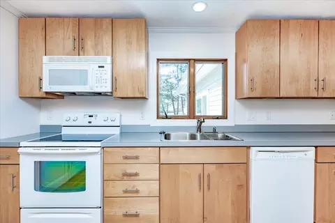 Kitchen - 8 Donegal Cir, Danvers, MA 01923 photo 4 of 5