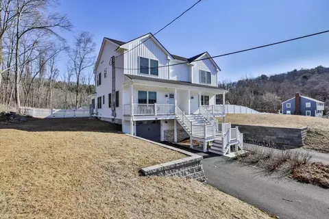 3 Farm Ln #B, West Newbury, MA 01985