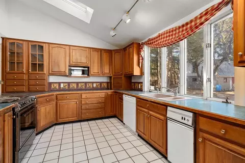 27 Fairview Ave, Dudley, MA 01571 photo 2