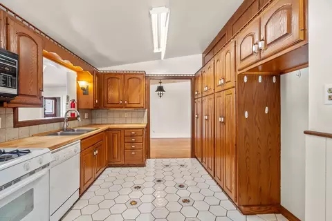 Kitchen - 4 Breen Ave, Methuen, MA 01844 photo 2 of 2