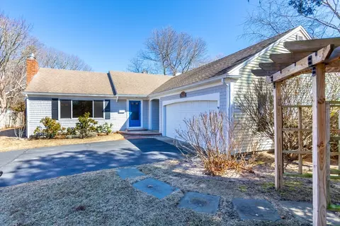 10 Snow Creek Dr, Hyannis, MA 02601