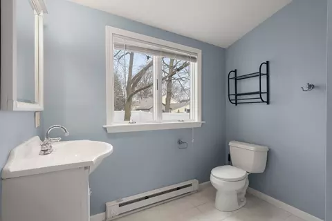 Bath - 3 Gray Rd, Beverly, MA 01915 photo 2 of 3